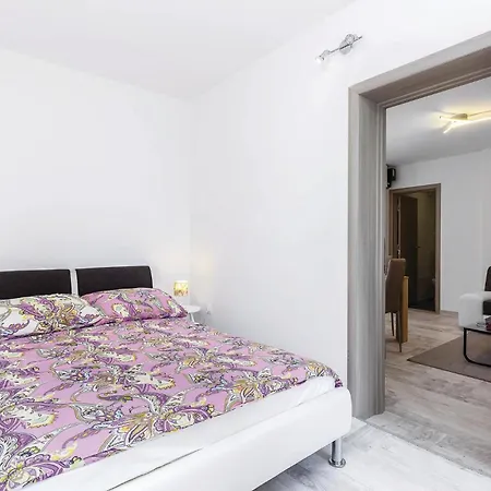 Gorgeous In Smokvica With Wifi